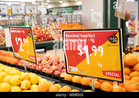 Nuove arance e limoni imperfetti in vendita in un supermercato di Sydney a un prezzo ridotto, al fine di ridurre lo spreco di cibo Foto Stock