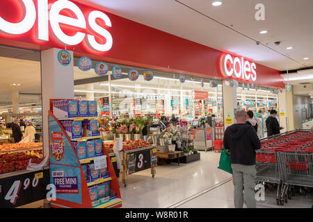 Australian supermercato Coles ingresso del negozio con gli acquirenti di Sydney , Australia Foto Stock