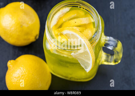 Limonata o cocktail mojito con limone e menta, lampone, bacche di olivello spinoso, pompelmo, freddo bevanda rinfrescante o bevande con ghiaccio. Foto Stock