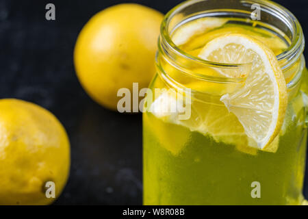 Limonata o cocktail mojito con limone e menta, lampone, bacche di olivello spinoso, pompelmo, freddo bevanda rinfrescante o bevande con ghiaccio. Foto Stock