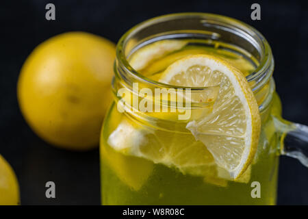 Limonata o cocktail mojito con limone e menta, lampone, bacche di olivello spinoso, pompelmo, freddo bevanda rinfrescante o bevande con ghiaccio. Foto Stock