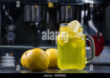 Limonata o cocktail mojito con limone e menta, lampone, bacche di olivello spinoso, pompelmo, freddo bevanda rinfrescante o bevande con ghiaccio. Foto Stock