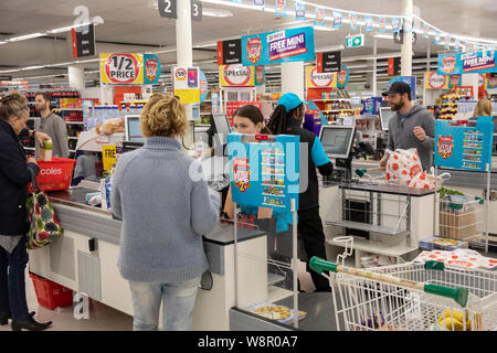 Coles supermercato, signora paga per i suoi generi alimentari al banco di checkout in un supermercato australiano a Sydney, NSW, Australia Foto Stock