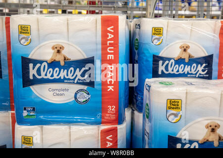 Completo di Kleenex pulire la carta igienica carta sulla vendita in un supermercato australiano Foto Stock