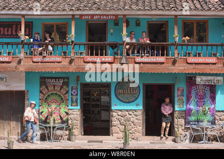 Colorato cafe e una galleria di immagini nella piazza principale, Pisac, Perù Foto Stock
