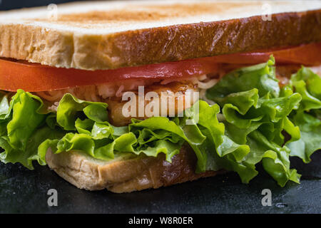 Sandwich freschi con i gamberi e le uova in stile Svedese. Foto Stock