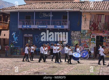 Colorato cafe e una galleria di immagini nella piazza principale, Pisac, Perù Foto Stock