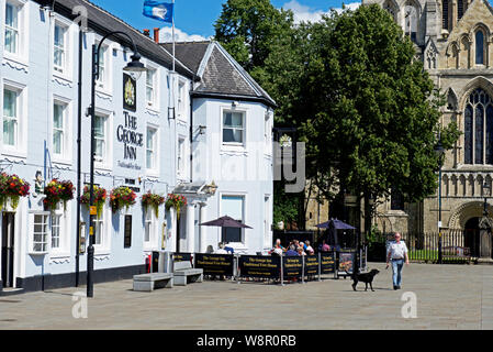 Il George Inn e abbey, Selby, North Yorkshire, Inghilterra, Regno Unito Foto Stock