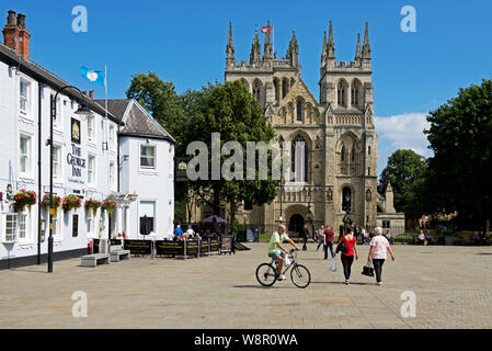 Il George Inn e abbey, Selby, North Yorkshire, Inghilterra, Regno Unito Foto Stock