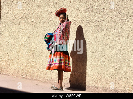 Tradizionale Quechua donna al mercato in Urubamba, Valle Sacra, Perù Foto Stock