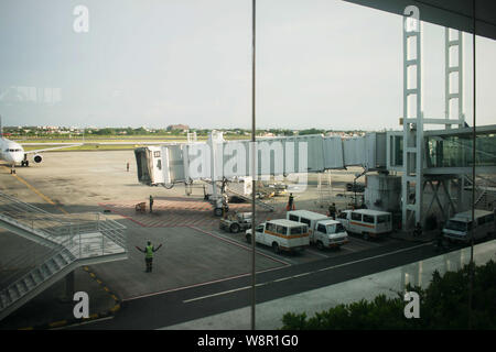 Maggio 18, 2019-Manila Filippine : Pista del terminale 2 del Naia airport a Manila Filippine. Un equipaggio di dare un segnale al pilota di park Foto Stock