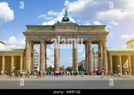 Berlino, Germania - Giugno, 2019: la gente sulla strada al Brandenburger Tor sul giorno di estate a Berlino, Germania Foto Stock