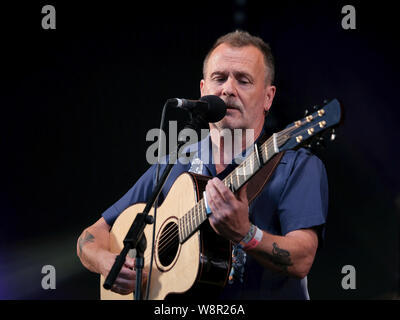 Martin Stewart Simpson, English folk cantante, chitarrista e cantautore e nove volte vincitore della BBC Radio 2 Folk Awards, artista dell'anno si esibisce dal vivo sul palco della convenzione di Fairport durante il Festival di Cropredy in Banbury. Foto Stock