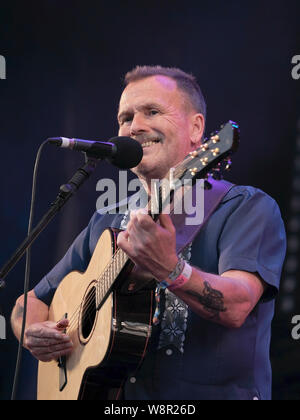Martin Stewart Simpson, English folk cantante, chitarrista e cantautore e nove volte vincitore della BBC Radio 2 Folk Awards, artista dell'anno si esibisce dal vivo sul palco della convenzione di Fairport durante il Festival di Cropredy in Banbury. Foto Stock