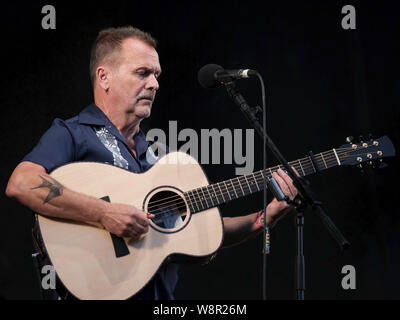 Martin Stewart Simpson, English folk cantante, chitarrista e cantautore e nove volte vincitore della BBC Radio 2 Folk Awards, artista dell'anno si esibisce dal vivo sul palco della convenzione di Fairport durante il Festival di Cropredy in Banbury. Foto Stock