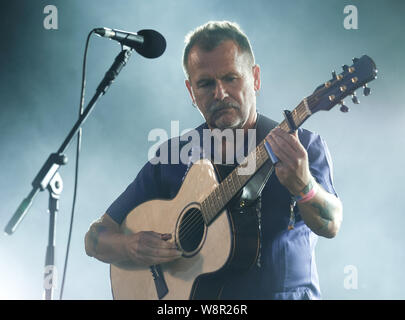 Martin Stewart Simpson, English folk cantante, chitarrista e cantautore e nove volte vincitore della BBC Radio 2 Folk Awards, artista dell'anno si esibisce dal vivo sul palco della convenzione di Fairport durante il Festival di Cropredy in Banbury. Foto Stock