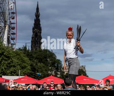 Edinburgh, Regno Unito. 10 Ago, 2019. Un esecutore di strada a Edinburgh Fringe Festival esegue la folla su Princes Street. Credito: ricca di Dyson/Alamy Live News Foto Stock