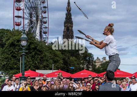 Edinburgh, Regno Unito. 10 Ago, 2019. Un esecutore di strada a Edinburgh Fringe Festival esegue la folla su Princes Street. Credito: ricca di Dyson/Alamy Live News Foto Stock