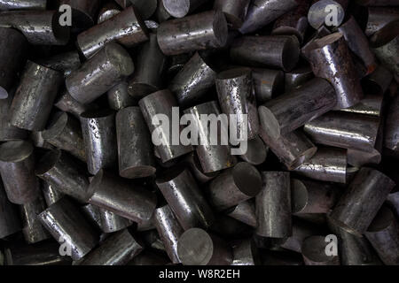 Sawed round in acciaio laminato a caldo di billette realizzato di prodotti lunghi con cerchio intersezione - abstract background industriale Foto Stock