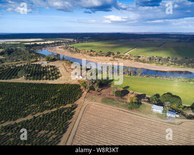 Antenna di agrumeto e appena raccolto di canna da zucchero campo sulle rive del fiume Burnett a Wallaville vicino a Bundaberg Queensland Australia Foto Stock