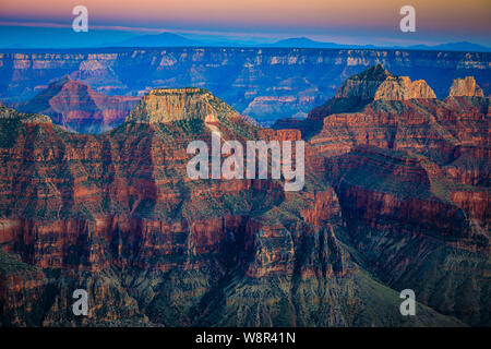 Tramonto a Bright Angel Point sul bordo Nord del Grand Canyon, Arizona ..... Il Grand Canyon è un pendii ripidi canyon scavato dal fiume Colorado Foto Stock