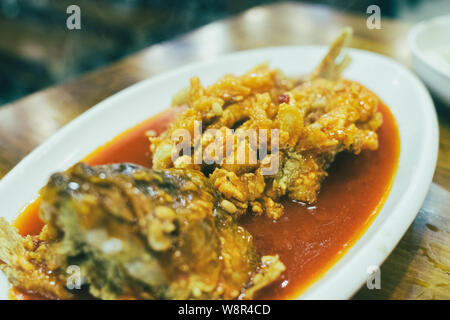 Shanghai scoiattolo pesce fritto, un comune piatto cinese. Deep pesce fritto con salsa agrodolce. Foto Stock