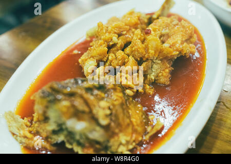 Shanghai scoiattolo pesce fritto, un comune piatto cinese. Deep pesce fritto con salsa agrodolce. Foto Stock