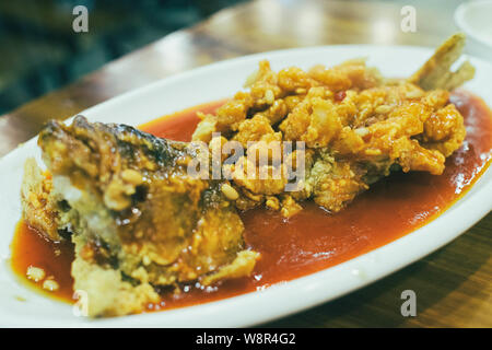 Shanghai scoiattolo pesce fritto, un comune piatto cinese. Deep pesce fritto con salsa agrodolce. Foto Stock