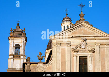 Duomo di Ronciglione, la chiesa e la torre campanaria (Cattedrale dei Santi Pietro e Caterina), Viterbo, Lazio, Italia Foto Stock
