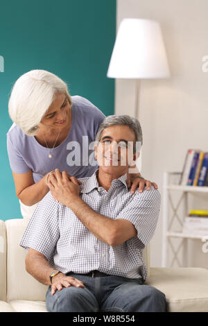 Coppia senior sorridente a casa Foto Stock