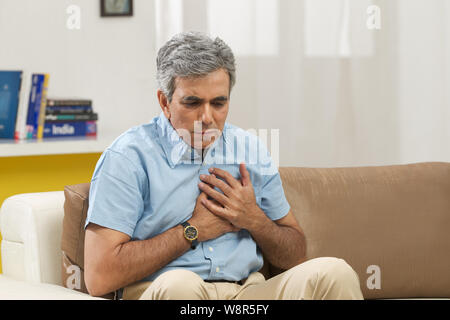 L'uomo anziano che soffrono di dolore al petto Foto Stock