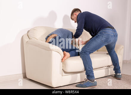 Le persone e il concetto di abuso - aggressivo battiti uomo donna, la violenza domestica Foto Stock