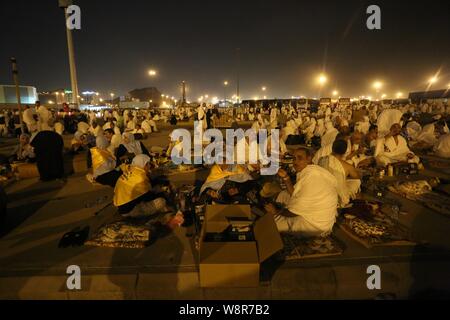 La Mecca, Mecca, Arabia Saudita. 10 Ago, 2019. I musulmani pellegrini ottenere il resto in una strada durante l'ultima fase dell'annuale hajj pellegrinaggio appena prima dell'alba, nella valle di Mina, appena fuori l'Arabia città santa della Mecca, Agosto 10, 2019 Credit: Ashraf Amra/immagini APA/ZUMA filo/Alamy Live News Foto Stock