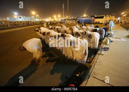 La Mecca, Mecca, Arabia Saudita. 10 Ago, 2019. I musulmani pellegrini pregare presso una strada durante l'ultima fase dell'annuale hajj pellegrinaggio appena prima dell'alba, nella valle di Mina, appena fuori l'Arabia città santa della Mecca, Agosto 10, 2019 Credit: Ashraf Amra/immagini APA/ZUMA filo/Alamy Live News Foto Stock