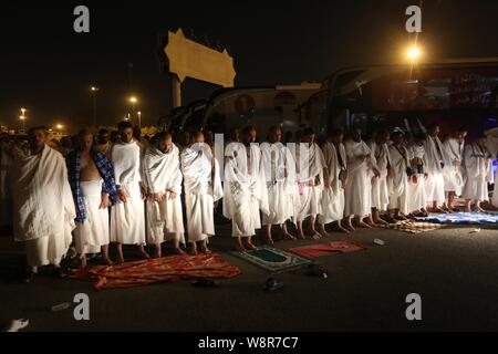 La Mecca, Mecca, Arabia Saudita. 10 Ago, 2019. I musulmani pellegrini pregare presso una strada durante l'ultima fase dell'annuale hajj pellegrinaggio appena prima dell'alba, nella valle di Mina, appena fuori l'Arabia città santa della Mecca, Agosto 10, 2019 Credit: Ashraf Amra/immagini APA/ZUMA filo/Alamy Live News Foto Stock