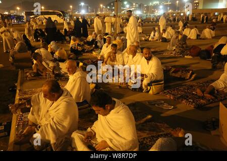 La Mecca, Mecca, Arabia Saudita. 10 Ago, 2019. I musulmani pellegrini ottenere il resto in una strada durante l'ultima fase dell'annuale hajj pellegrinaggio appena prima dell'alba, nella valle di Mina, appena fuori l'Arabia città santa della Mecca, Agosto 10, 2019 Credit: Ashraf Amra/immagini APA/ZUMA filo/Alamy Live News Foto Stock