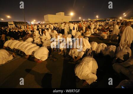 La Mecca, Mecca, Arabia Saudita. 10 Ago, 2019. I musulmani pellegrini pregare presso una strada durante l'ultima fase dell'annuale hajj pellegrinaggio appena prima dell'alba, nella valle di Mina, appena fuori l'Arabia città santa della Mecca, Agosto 10, 2019 Credit: Ashraf Amra/immagini APA/ZUMA filo/Alamy Live News Foto Stock