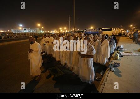 La Mecca, Mecca, Arabia Saudita. 10 Ago, 2019. I musulmani pellegrini pregare presso una strada durante l'ultima fase dell'annuale hajj pellegrinaggio appena prima dell'alba, nella valle di Mina, appena fuori l'Arabia città santa della Mecca, Agosto 10, 2019 Credit: Ashraf Amra/immagini APA/ZUMA filo/Alamy Live News Foto Stock