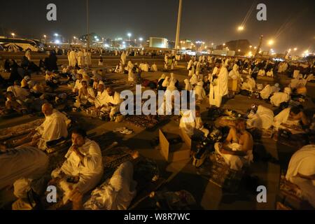 La Mecca, Mecca, Arabia Saudita. 10 Ago, 2019. I musulmani pellegrini ottenere il resto in una strada durante l'ultima fase dell'annuale hajj pellegrinaggio appena prima dell'alba, nella valle di Mina, appena fuori l'Arabia città santa della Mecca, Agosto 10, 2019 Credit: Ashraf Amra/immagini APA/ZUMA filo/Alamy Live News Foto Stock