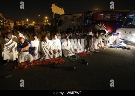 La Mecca, Mecca, Arabia Saudita. 10 Ago, 2019. I musulmani pellegrini pregare presso una strada durante l'ultima fase dell'annuale hajj pellegrinaggio appena prima dell'alba, nella valle di Mina, appena fuori l'Arabia città santa della Mecca, Agosto 10, 2019 Credit: Ashraf Amra/immagini APA/ZUMA filo/Alamy Live News Foto Stock