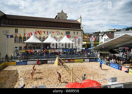 Vaduz, Liechtenstein. 10 Ago, 2019. FIVB BEACH VOLLEYBALL WORLD TOUR: Vista generale del campo central del torneio FIVB Beach Volleyball World Tour Star 1, en Vaduz, Liechtenstein. (Foto: Bruno de Carvalho/Cordon Premere) Credito: CORDON PREMERE/Alamy Live News Foto Stock