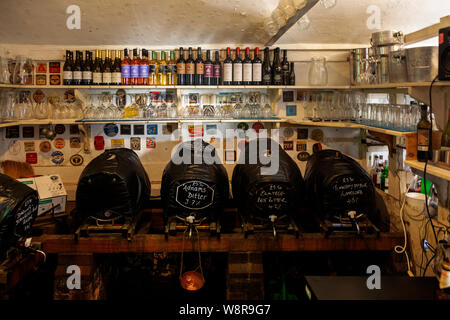 Barili di real ale birra nel toccare camera del re Head pub noto come Low House, Laxfield, Suffolk, Inghilterra, Regno Unito Foto Stock