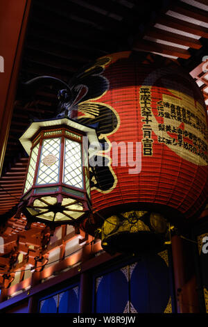 Tokyo / Giappone - 31 Luglio 2019: una lanterna in ingresso il tempio Sensoji di Asakusa, Tokyo illuminata di sera Foto Stock