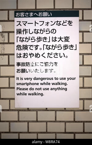Tokyo / Giappone - 31 Luglio 2019: cartelli di avvertimento sulla metropolitana di Tokyo a chiedere alla gente di non utilizzare i telefoni cellulari mentre passeggiate Foto Stock