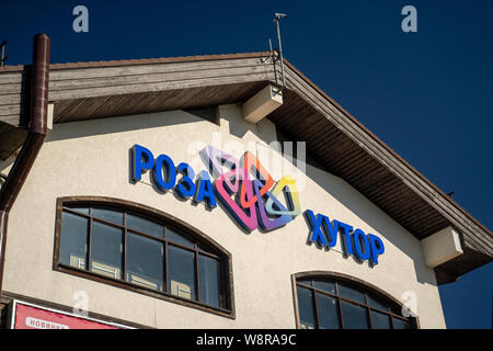 Russia, Sochi - Luglio 4, 2019: Foto Hotel close-up, Rosa Khutor, Krasnaya Polyana. Foto Stock