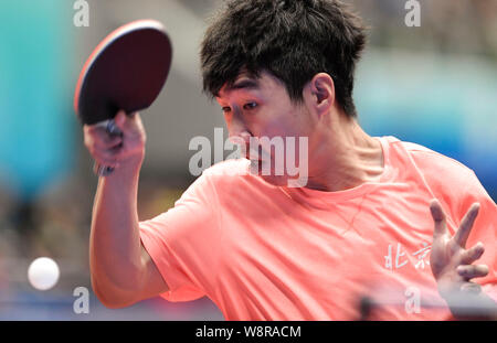 Taiyuan, Cina. 11 Ago, 2019. Zhang Haoyu della delegazione di Pechino, compete durante gli Uomini Squadra Qualification contro Li Hao della delegazione di Shanghai di ping-pong evento presso il 2° Giochi della Gioventù della Repubblica popolare di Cina a Taiyuan, del nord della Cina nella provincia dello Shanxi su 11 Agosto, 2019. Credito: Xu Chang/Xinhua/Alamy Live News Foto Stock