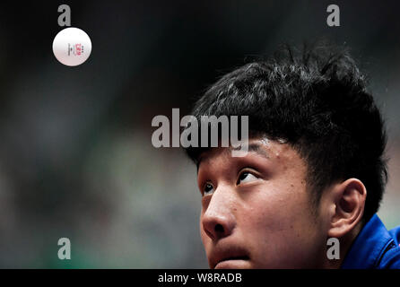 Taiyuan, Cina. 11 Ago, 2019. Li Hao della delegazione di Shanghai compete durante gli Uomini Squadra Qualification contro Zhang Haoyu della delegazione di Pechino, di tennis da tavolo evento presso il 2° Giochi della Gioventù della Repubblica popolare di Cina a Taiyuan, del nord della Cina nella provincia dello Shanxi su 11 Agosto, 2019. Credito: Xu Chang/Xinhua/Alamy Live News Foto Stock