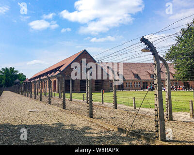 Auschwitz, Polonia:09 Giugno 2015. campo di concentramento con un filo di bap recinzione Foto Stock