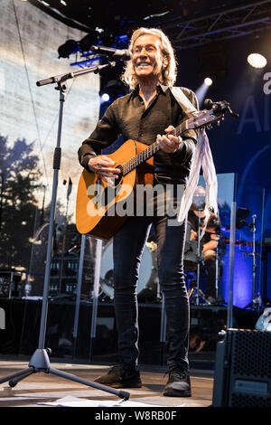 A Mülheim an der Ruhr, Germania. 10 Ago, 2019. Cantante britannico Albert Hammond suona presso Ruhrbühne 2019 come parte del suo libro dei Canti di Tour. Credito: Immagini vibranti/Alamy Live News Foto Stock