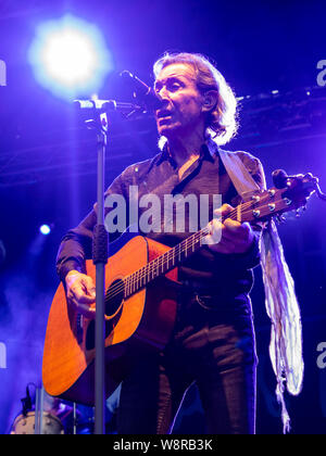 A Mülheim an der Ruhr, Germania. 10 Ago, 2019. Cantante britannico Albert Hammond suona presso Ruhrbühne 2019 come parte del suo libro dei Canti di Tour. Credito: Immagini vibranti/Alamy Live News Foto Stock